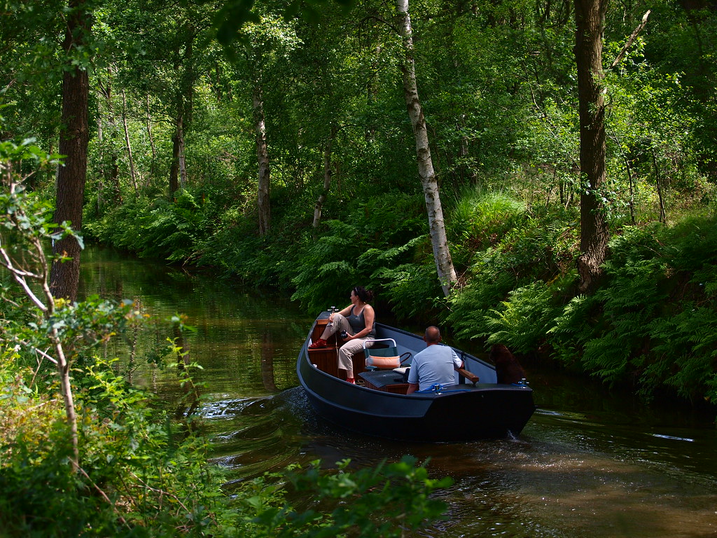 Varen op het luts bij Gaasterland Friesland, een van de vele watersporten mogelijk vanuit vakantiehuis De Kwikstaart