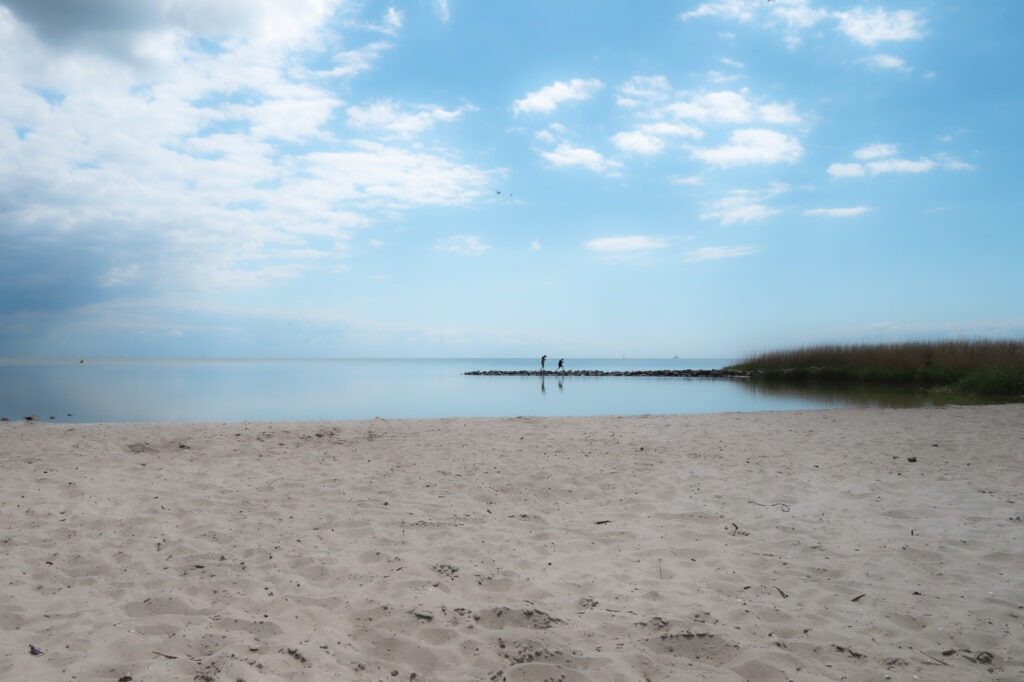 Rustig zandstrand aan het IJsselmeer bij het Mirnserklif in Gaasterland Friesland, op fietsafstand van vakantiehuis De Kwikstaart in Oudemirdum